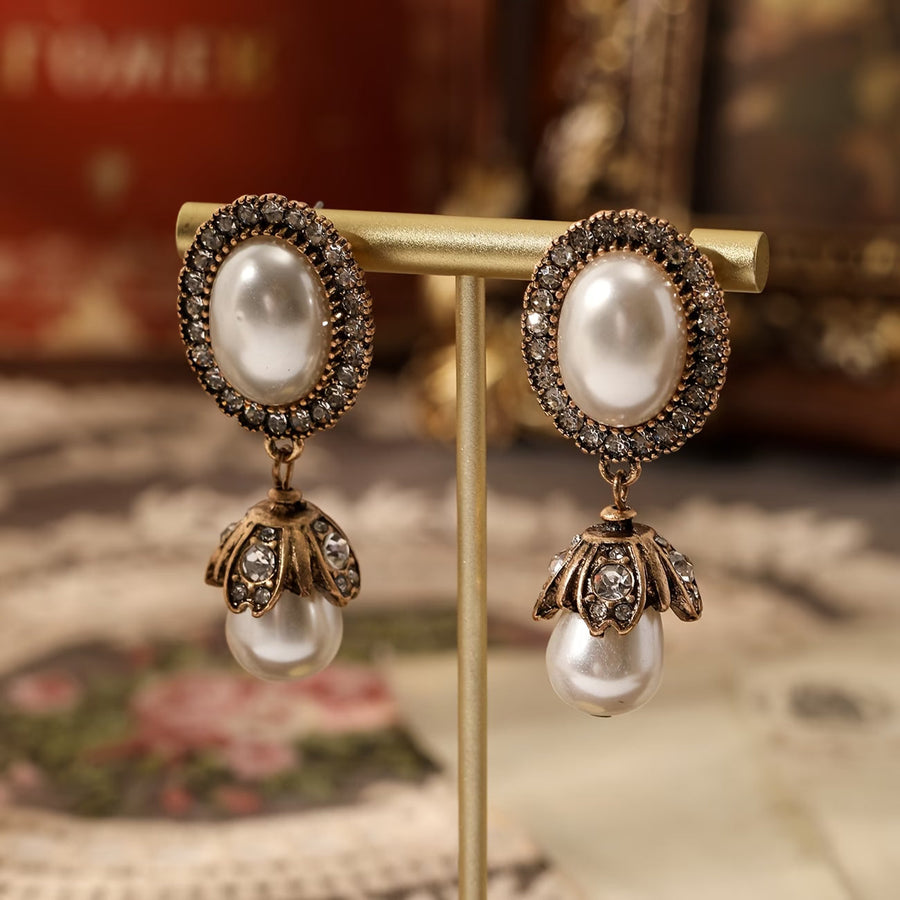 Orecchini a Pendente con Cornice Vintage in Perle