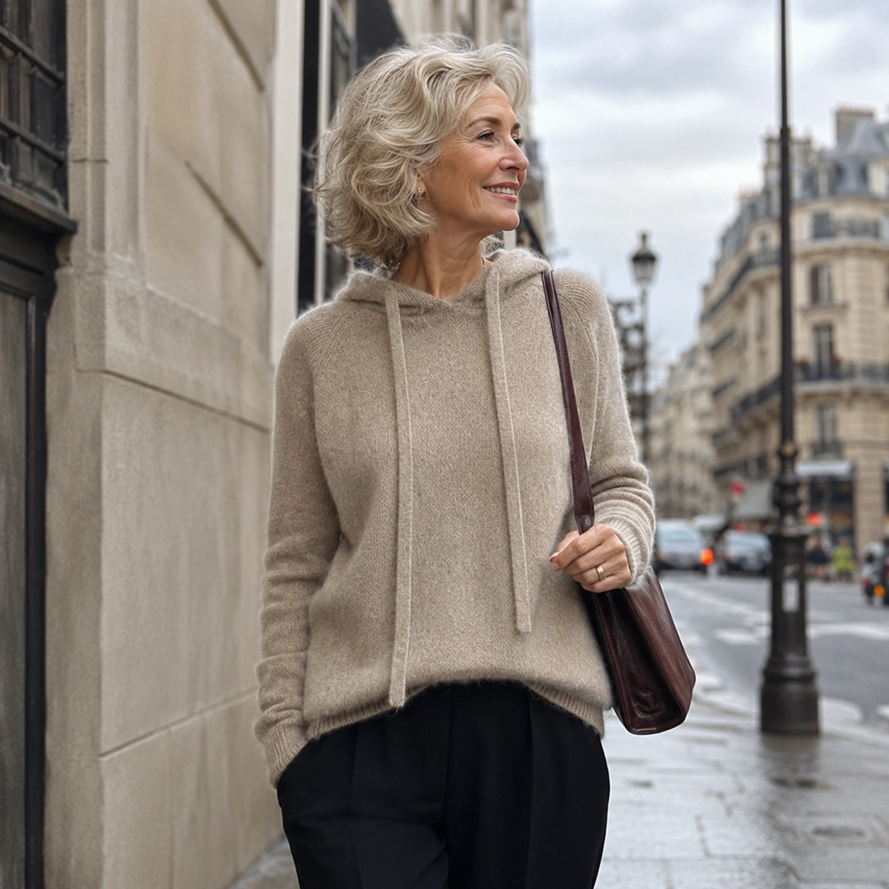 Camilla | Felpa in maglia morbida con cappuccio integrato e cordoncini frontali.