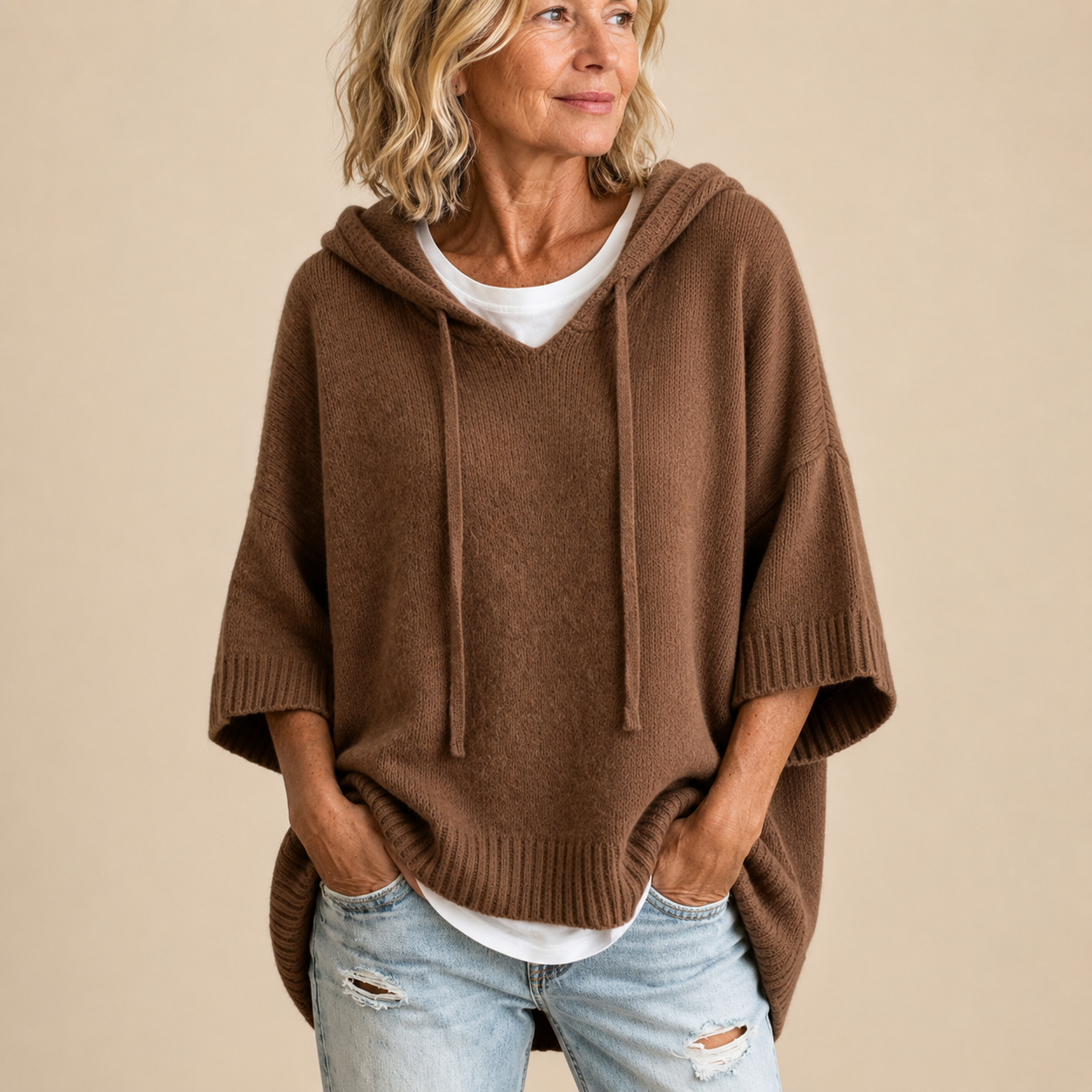 Ottavia | Maglione tipo poncho in maglia con cappuccio e maniche a tre quarti.