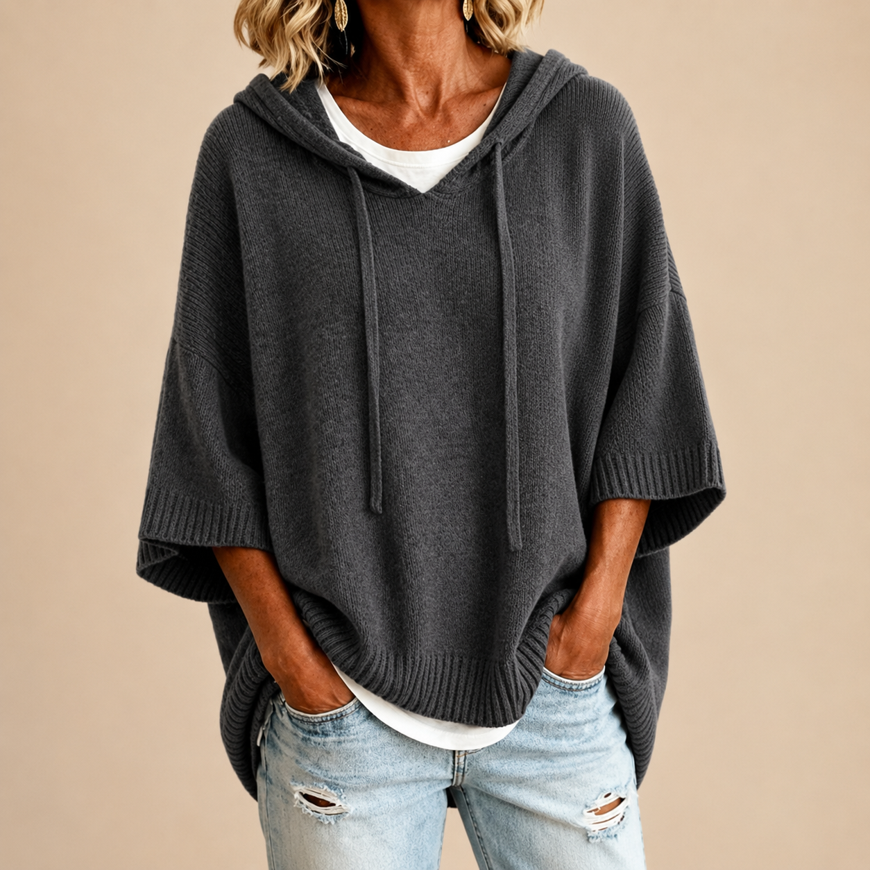 Ottavia | Maglione tipo poncho in maglia con cappuccio e maniche a tre quarti.