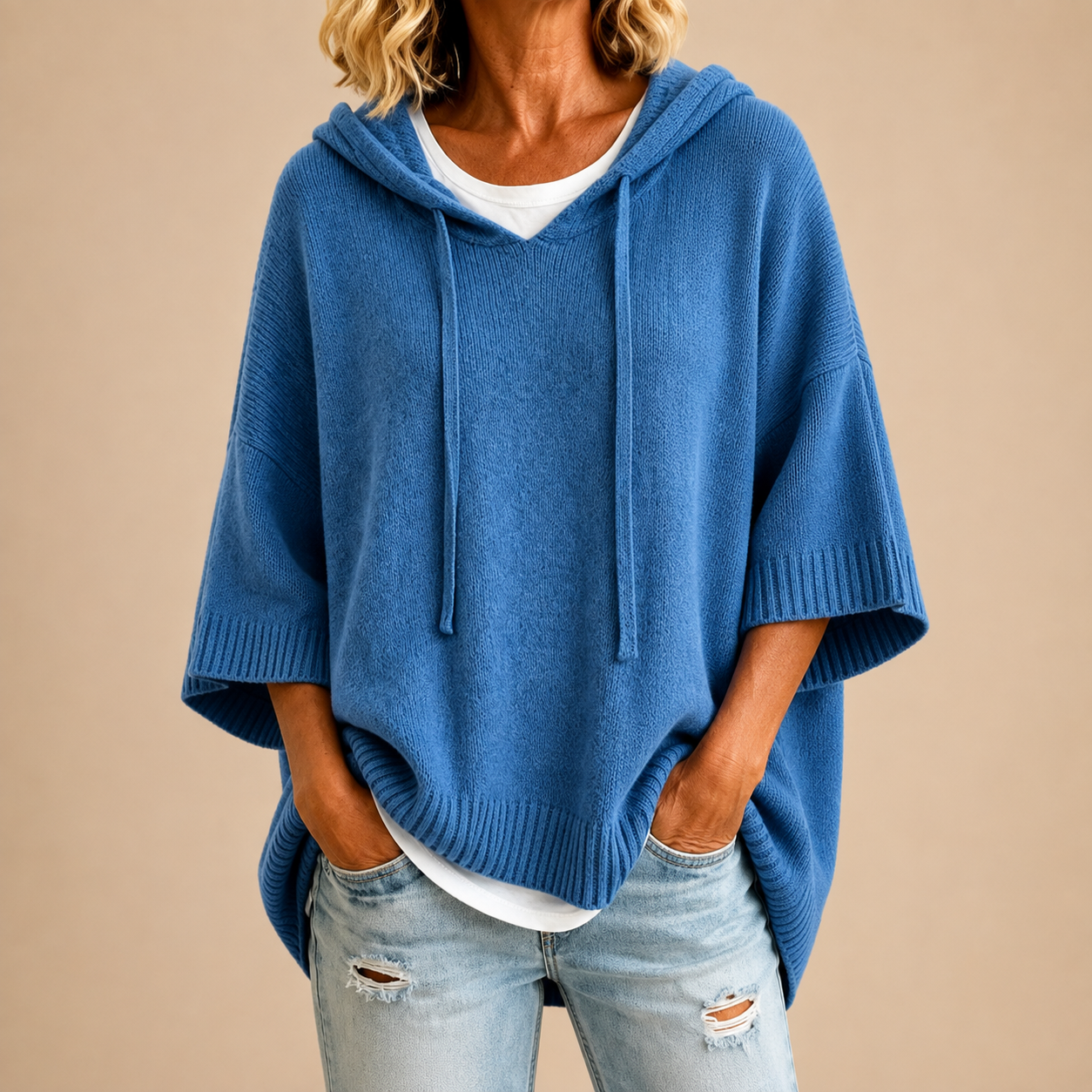 Ottavia | Maglione tipo poncho in maglia con cappuccio e maniche a tre quarti.