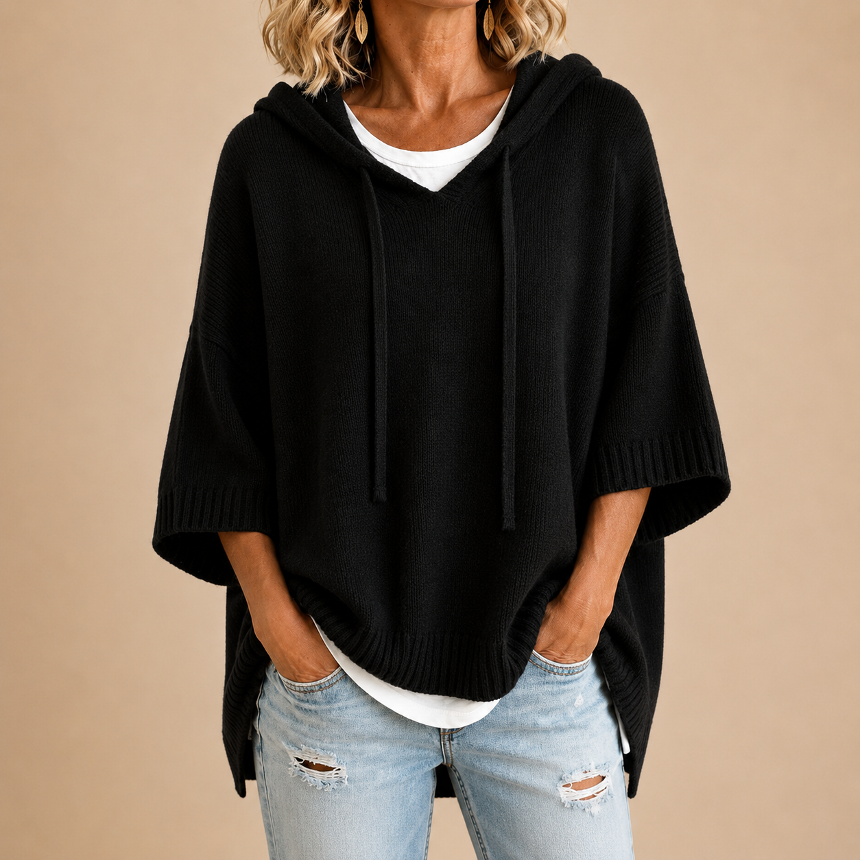 Ottavia | Maglione tipo poncho in maglia con cappuccio e maniche a tre quarti.