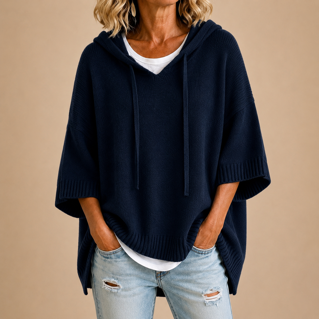 Ottavia | Maglione tipo poncho in maglia con cappuccio e maniche a tre quarti.
