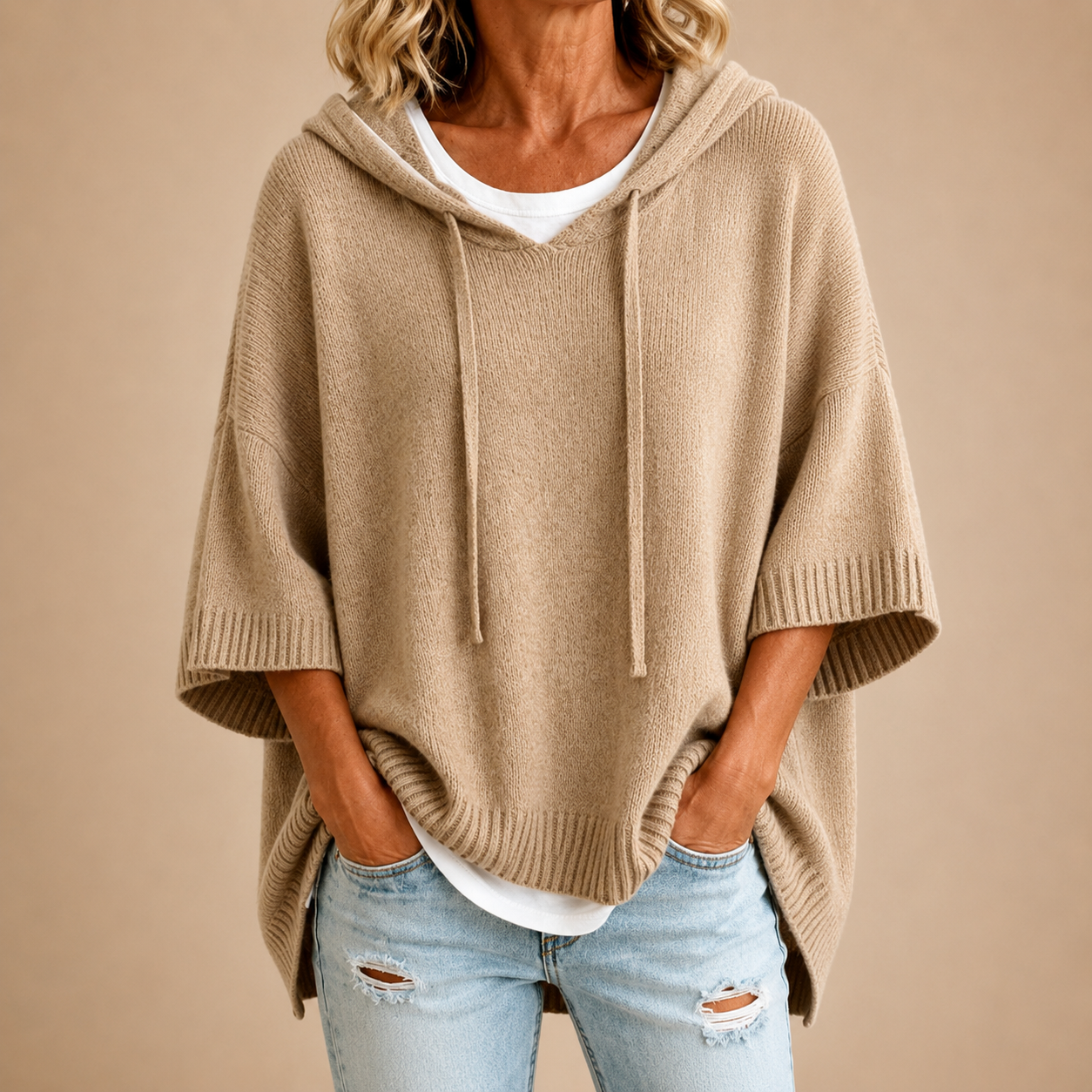Ottavia | Maglione tipo poncho in maglia con cappuccio e maniche a tre quarti.