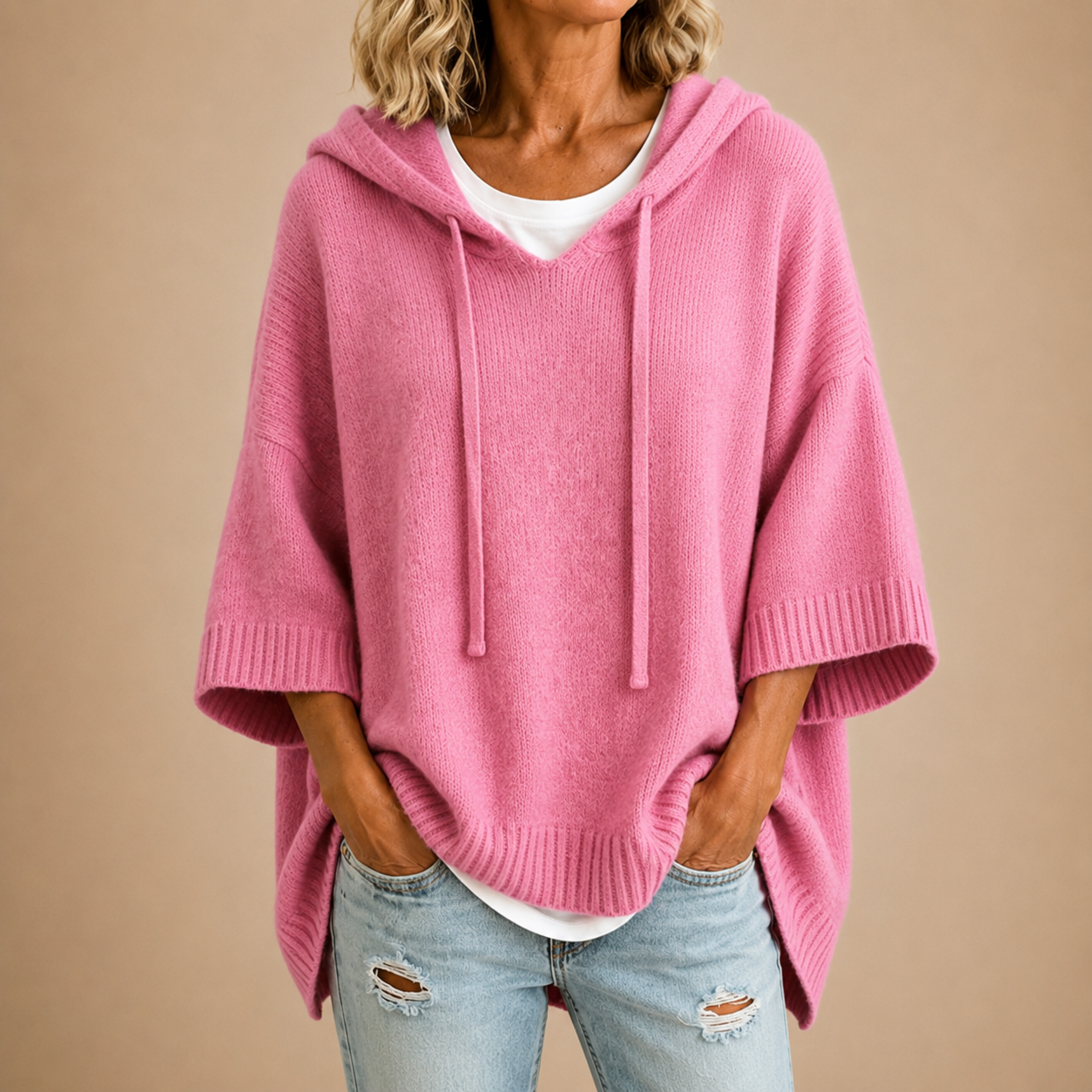 Ottavia | Maglione tipo poncho in maglia con cappuccio e maniche a tre quarti.