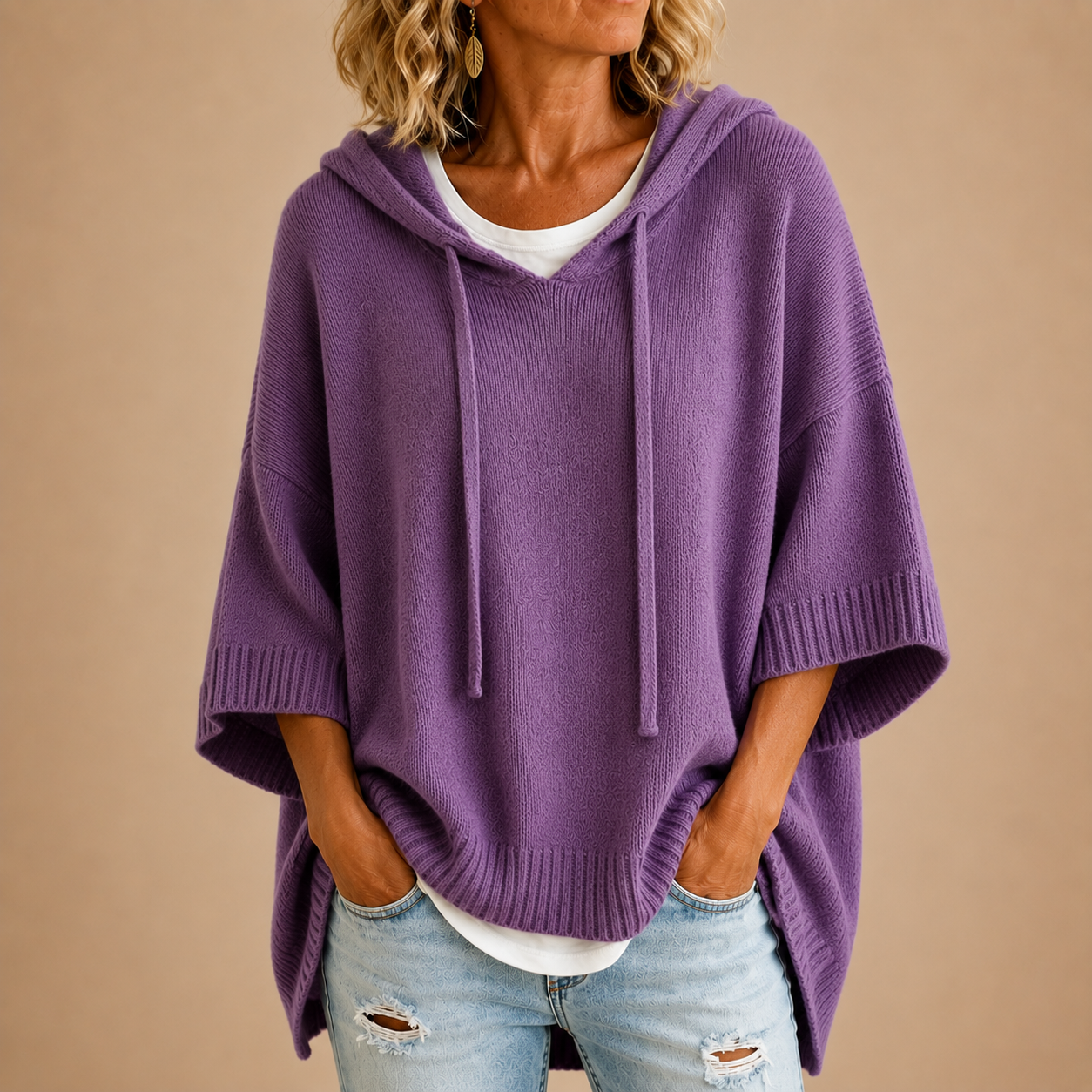 Ottavia | Maglione tipo poncho in maglia con cappuccio e maniche a tre quarti.