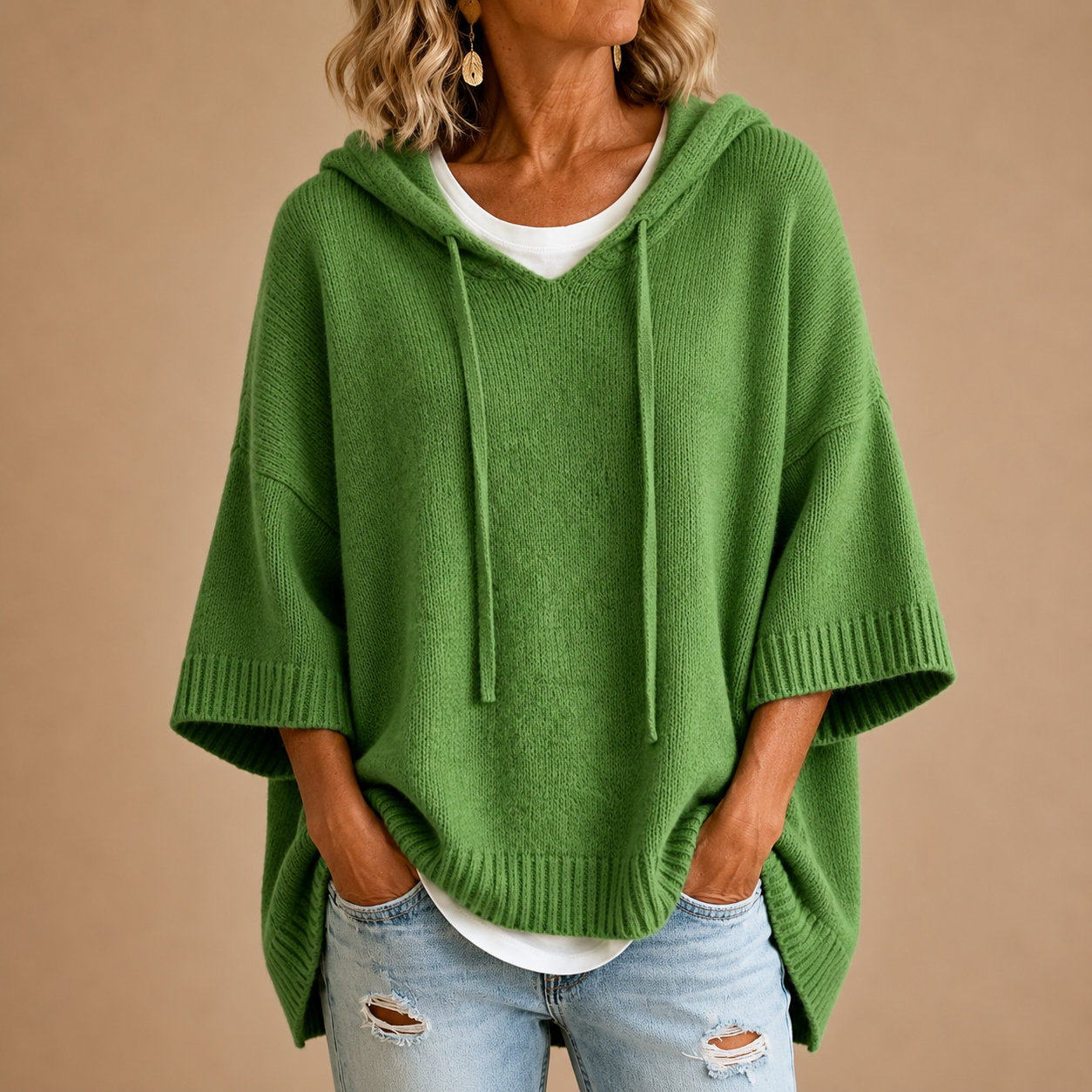 Ottavia | Maglione tipo poncho in maglia con cappuccio e maniche a tre quarti.