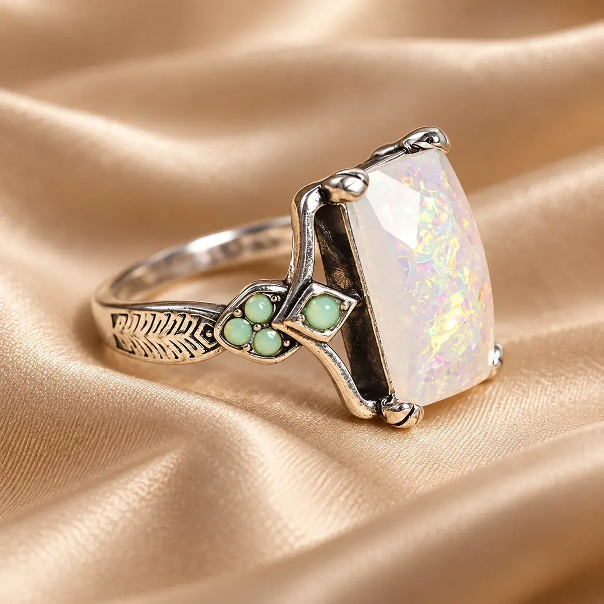 Anello in Argento con Opale Bianco Vintage