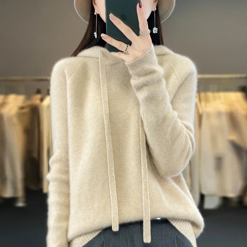 Camilla | Felpa in maglia morbida con cappuccio integrato e cordoncini frontali.