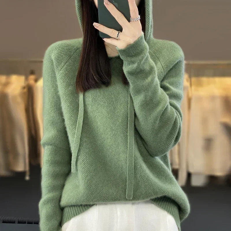 Camilla | Felpa in maglia morbida con cappuccio integrato e cordoncini frontali.
