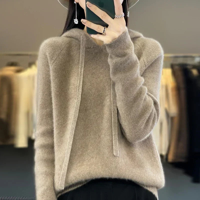 Camilla | Felpa in maglia morbida con cappuccio integrato e cordoncini frontali.