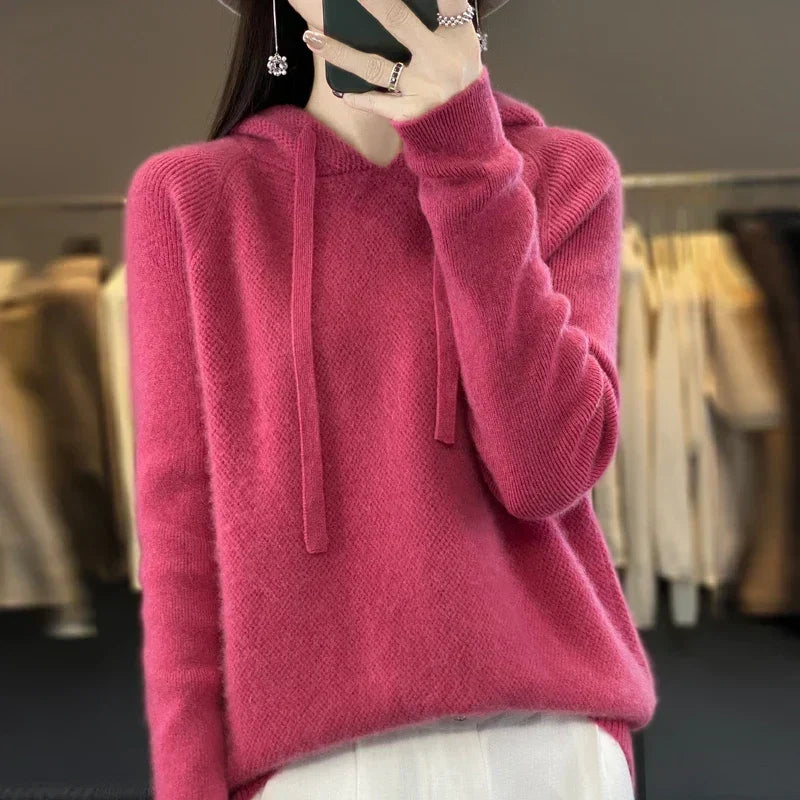 Camilla | Felpa in maglia morbida con cappuccio integrato e cordoncini frontali.