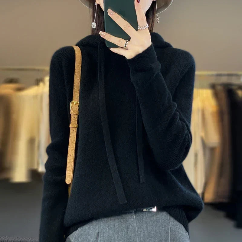 Camilla | Felpa in maglia morbida con cappuccio integrato e cordoncini frontali.