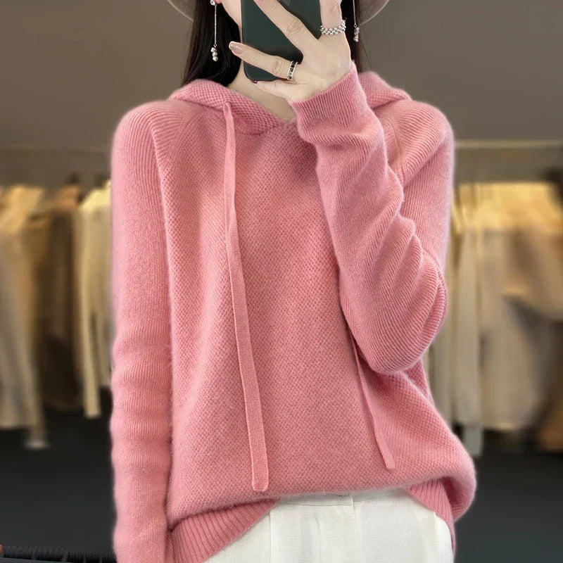 Camilla | Felpa in maglia morbida con cappuccio integrato e cordoncini frontali.