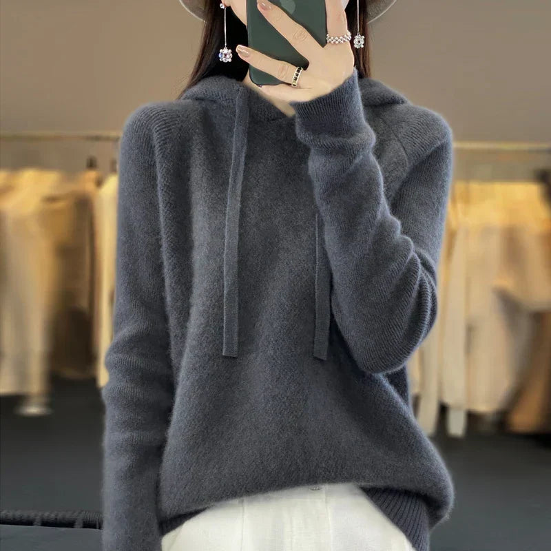 Camilla | Felpa in maglia morbida con cappuccio integrato e cordoncini frontali.