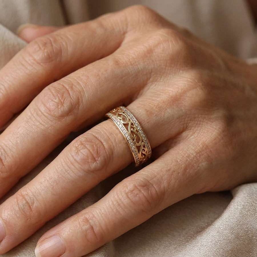 Anello a Scrollo in Filigrana con Accenti di Pietre Pavé in Tonalità Oro