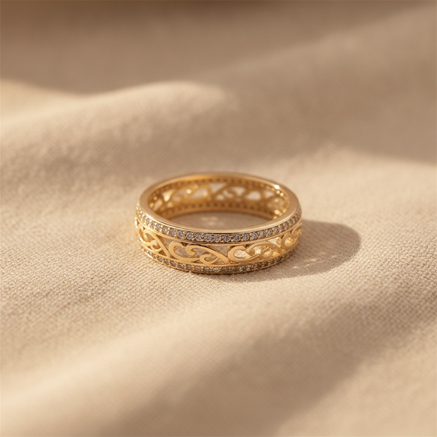 Anello a Scrollo in Filigrana con Accenti di Pietre Pavé in Tonalità Oro