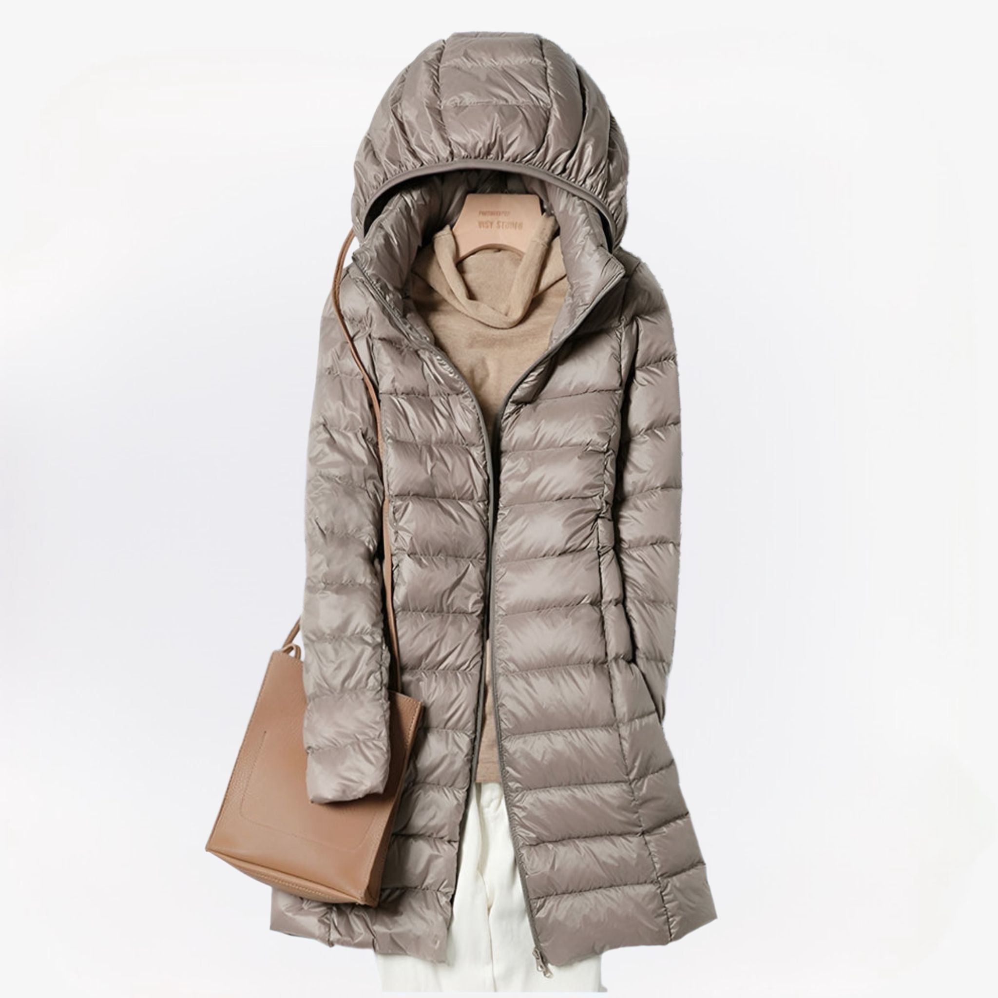 Cecilia | Cappotto lungo e imbottito con cappuccio integrato.